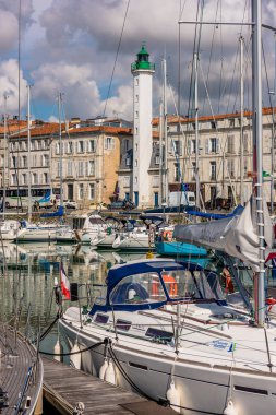 Fransa, La Rochelle - 21 Eylül 2015: Görünümü güzel fener içinde eski bağlantı noktası La Rochelle Fransa ve yatlar