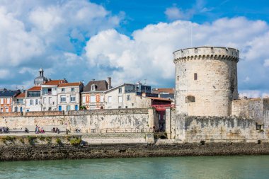 Fransa, La Rochelle - 21 Eylül 2015: La Rochelle Fransa eski kale eski Harbour View kuleleri.