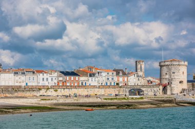 Fransa, La Rochelle - 21 Eylül 2015: Parlak görünüm sahilde sokak içinde bağlantı noktası La Rochelle, Fransa evler