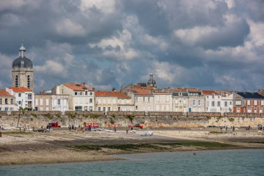 Fransa, La Rochelle - 21 Eylül 2015: Parlak görünüm sahilde sokak içinde bağlantı noktası La Rochelle, Fransa evler