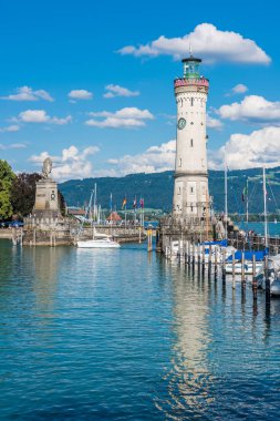 Almanya, Lindau - Ağustos 21: deniz feneri ve Konstanz Gölü üzerinde 21 Ağustos 2015 Bodensee, Lindau liman girişinde bir aslan heykeli görünümünü