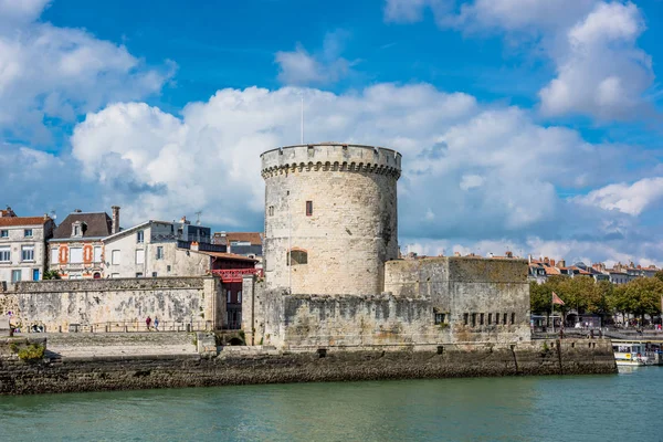 Fransa, La Rochelle - 21 Eylül 2015: La Rochelle Fransa eski kale eski Harbour View kuleleri.