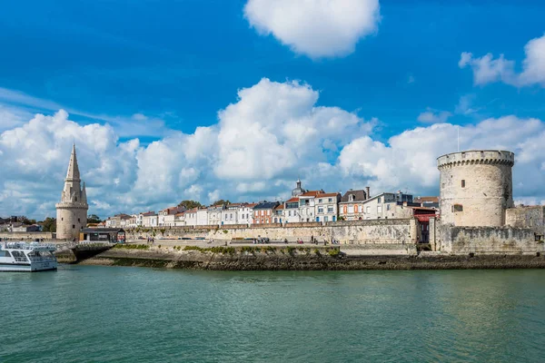 Fransa, La Rochelle - 21 Eylül 2015: La Rochelle Fransa eski kale eski Harbour View kuleleri.