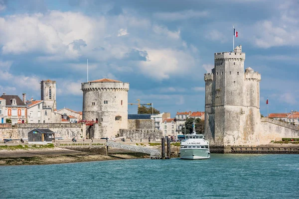 Fransa, La Rochelle - 21 Eylül 2015: La Rochelle Fransa eski kale eski Harbour View kuleleri.