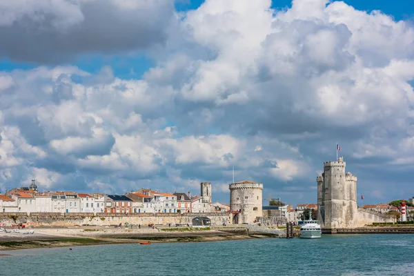 Fransa, La Rochelle - 21 Eylül 2015: La Rochelle Fransa eski kale eski Harbour View kuleleri.