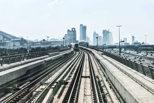 Birleşik Arap Emirlikleri, Dubai - 31 Aralık: Görünüm şehir şehir Dubai metro yolda. 31 Aralık 2014 Birleşik Arap Emirlikleri