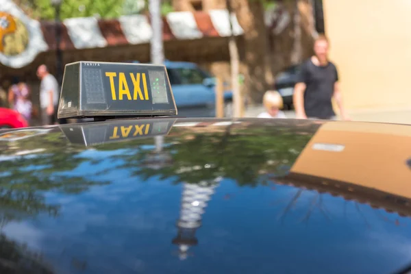 Spanien Barcelona September 2015 Taxi Detail Mit Bauspiegelungen Und Stadtansicht — Stockfoto