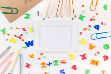 Yaratıcı düz geriye okul kavramı ile renk okul ve ofis malzemeleri için kopya alanı, çerçeve, metin veya tasarım şablonu ile beyaz masa arka plan üzerinde