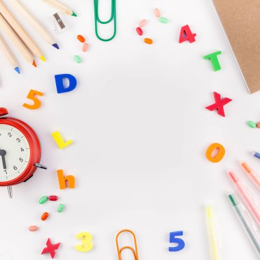 Kare düz geri okul kavramı çalar saat, renk okul ve ofis malzemeleri beyaz masa arka plan kopya alanı, çerçeve, metin veya tasarım şablonu ile yattı