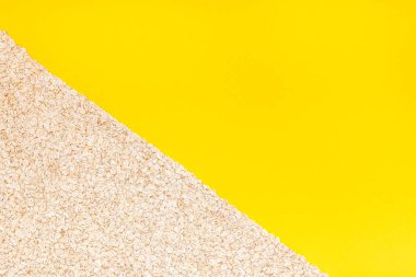 Parlak sarı renkli kağıt arka plan kopya alanı en az tarzı, metin için şablon ile günü kahvaltıda vejetaryen ve sağlıklı organik gıda için yaratıcı düz yatıyordu kavramı üstten görünüm yulaf ezmesi pul