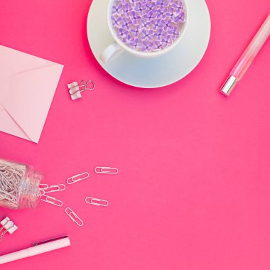 Üstten görünüm düz parlak pembe renk Kağıt arka plan en az stili üzerinde kopya alanı tasarım ofis malzemeleri tarz çalışma masası ve çay yatırın. Kadınsı blog sosyal medya için kare şablon