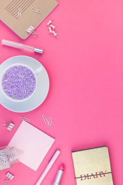 Yaratıcı en iyi görünüm düz parlak pembe renk Kağıt arka plan en az stili üzerinde kopya alanı tasarım ofis malzemeleri tarz çalışma masası ve çay yatırın. Kadınsı blog sosyal medya için şablon
