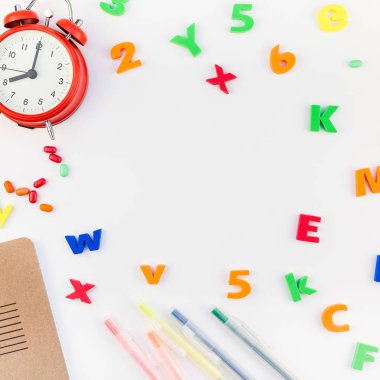 Kare düz geri okul kavramı çalar saat, renk okul ve ofis malzemeleri beyaz masa arka plan kopya alanı, çerçeve, metin veya tasarım şablonu ile yattı