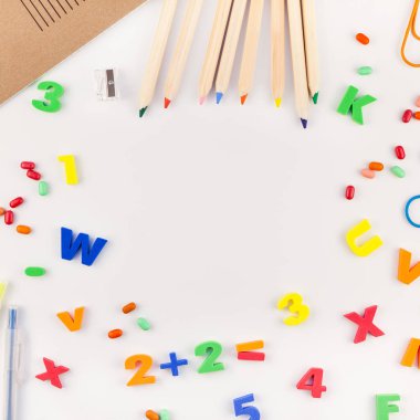 Kare düz geri okul kavramı kopya alanı, çerçeve, metin veya tasarım şablonu ile beyaz masa arka plan üzerinde renkli okul ve ofis malzemeleri ile yattı