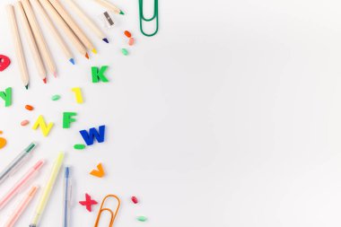 Yaratıcı düz geriye okul kavramı ile renk okul ve ofis malzemeleri için kopya alanı, çerçeve, metin veya tasarım şablonu ile beyaz masa arka plan üzerinde