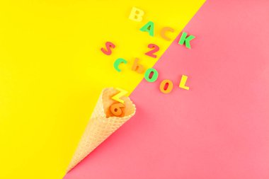 Yaratıcı düz geri okul kavramı gözleme koni ile yattı ve parlak sarı ve pembe Kağıt arka plan kopya alanı ile metin veya tasarım şablonu mektup mesaj hoşgeldiniz