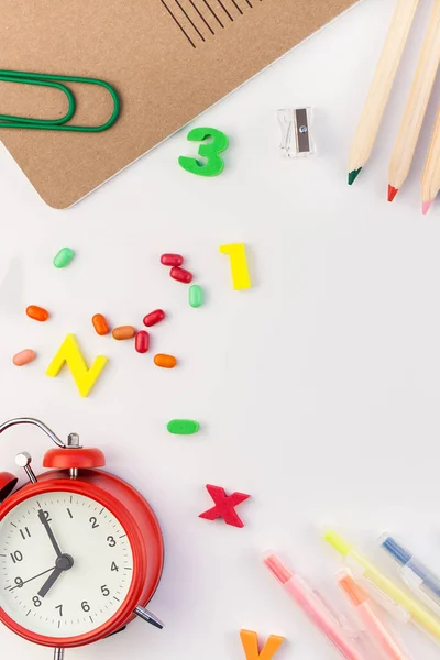 Kreative Wohnung Lag Zurück Schulkonzept Mit Wecker Farbe Schule Und — Stockfoto