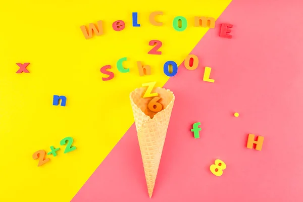 Kreativa Platt Lägga Tillbaka Till Skolan Koncept Med Waffle Cone — Stockfoto