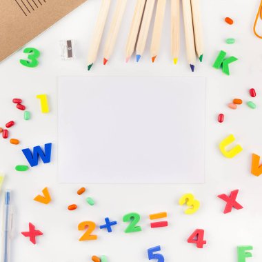 Kare düz beyaz masa arka plan kopya alanı ile okul ve ofis malzemeleri ile okul kavramı geri yattı