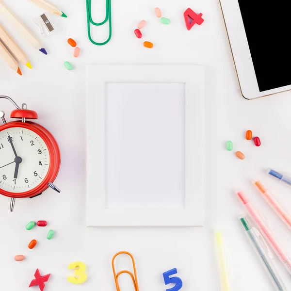 Plano Cuadrado Devuelve Concepto Escuela Tableta Blanco Con Reloj Despertador —  Fotos de Stock