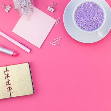 Üstten görünüm düz parlak pembe renk Kağıt arka plan en az stili üzerinde kopya alanı tasarım ofis malzemeleri tarz çalışma masası ve çay yatırın. Kadınsı blog sosyal medya için kare şablon