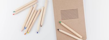 Geri dönüşümlü kahverengi tasarım ofis malzemeleri kopya alanı üzerinde beyaz tablo arka plan en az Eko stili ile tarz çalışma masası uzun geniş afiş düz yatıyordu. Çevre koruma kavramı