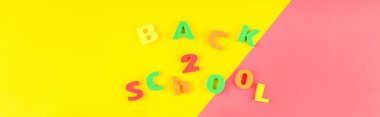 Yaratıcı düz geri okul kavramı kopya alanı ile parlak sarı ve pembe Kağıt arka plan, metin veya tasarım şablonu hoş geldiniz mektupları mesajı ile yattı. Uzun geniş afiş