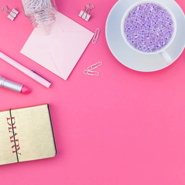 Üstten görünüm düz parlak pembe renk Kağıt arka plan en az stili üzerinde kopya alanı tasarım ofis malzemeleri tarz çalışma masası ve çay yatırın. Kadınsı blog sosyal medya için kare şablon