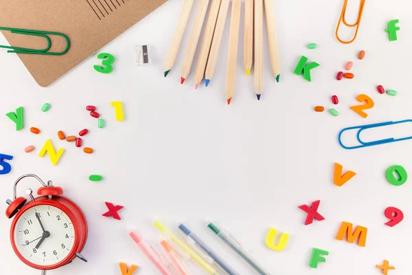 Kreative Wohnung Lag Zurück Schulkonzept Mit Wecker Farbe Schule Und — Stockfoto