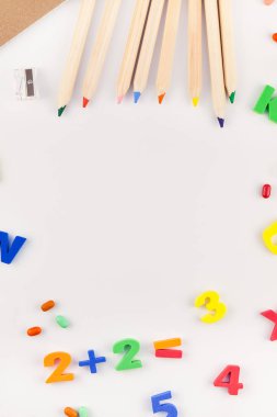 Yaratıcı düz geriye okul kavramı ile renk okul ve ofis malzemeleri için kopya alanı, çerçeve, metin veya tasarım şablonu ile beyaz masa arka plan üzerinde