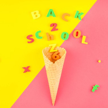 Yaratıcı düz geriye gözleme koni ile okul kavramı için kare ve parlak sarı ve pembe Kağıt arka plan kopya alanı ile metin veya tasarım şablonu mektup mesaj hoşgeldiniz