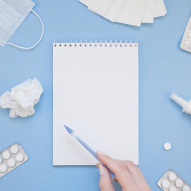 Mevsimlik bahar Anti peçete, hap, yüz maskesi, yaratıcı düz yatıyordu kavramı damla bir şişe ve bir el ile kare kopya alan arka plan en az stil, şablon metin için