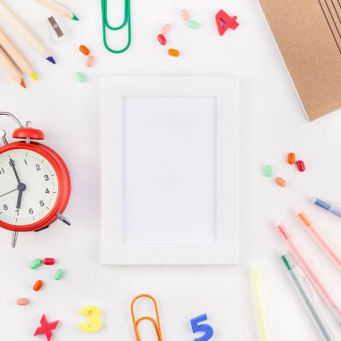 Kare düz geri okul kavramı çalar saat, renk okul ve ofis malzemeleri beyaz masa arka plan kopya alanı, çerçeve, metin veya tasarım şablonu ile yattı