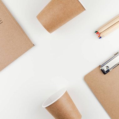 Üstten görünüm çalışma masası tarz düz lay kahverengi tasarım ofis malzemeleri ve kahve fincanı kopya alanı beyaz tablo arka plan en az Eko stili ile geri dönüşümlü kare. Çevre koruma kavramı