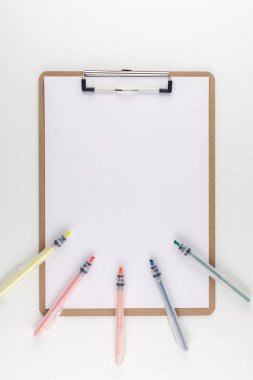 Yaratıcı üstten görünüm alay kadar geri dönüştürülmüş boş klibi kurulu kopya alanı beyaz tablo arka plan en az Eko stili ile tarz çalışma masası. Kavram başlangıç kadar veya yeni bir gün. Tanıtım, tasarım, metin şablonu