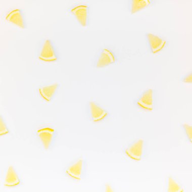 Flatlay ek yükü üstten görünüm narenciye limon dilimleri ile boşaltmak çerçeve beyaz masa arka plan desen kare. Sıcak yaz ferahlık limonata kavramı. Düzenlenmiş içecek maddeleri