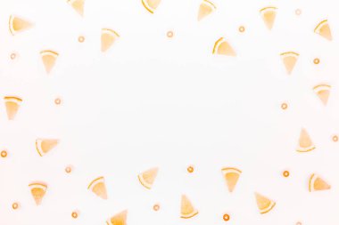 Yaratıcı flatlay ek yükü üstten görünüm narenciye limon dilimleri çerçeve beyaz masa artalanını boşaltmak ile desen. Sıcak yaz ferahlık limonata kavramı. Düzenlenmiş içecek maddeleri