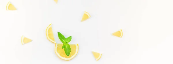 Lange Breite Banner Ansicht Zitruszitronenscheiben Und Minzkräuter Blätter Weißen Tischhintergrund — Stockfoto