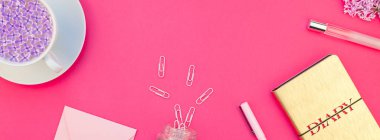 Yaratıcı en iyi görünüm düz kopya alanı bir parlak pembe renk kağıt uzun geniş afiş tasarım ofis malzemeleri tarz çalışma masası ve çay yatırın. Kadınsı blog sosyal medya için şablon