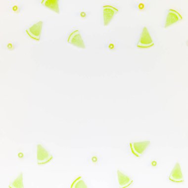 Flatlay ek yükü üstten görünüm narenciye limon dilimleri ile boşaltmak çerçeve beyaz masa arka plan desen kare. Sıcak yaz ferahlık limonata kavramı. Düzenlenmiş içecek maddeleri