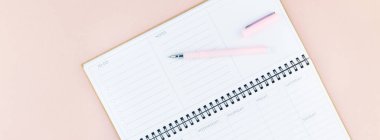 Çalışma masası uzun geniş afiş tasarım ofis malzemeleri kopya alanı bin yıllık pembe renkli kağıt arka plan en az stili ile tarz. Kadınsı blog sosyal medya için şablon