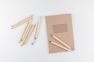 Yaratıcı en iyi görünüm düz geri dönüşümlü kahverengi tasarım ofis malzemeleri kopya alanı üzerinde beyaz tablo arka plan en az Eko stili ile tarz çalışma masası yatıyordu. Çevre koruma kavramı