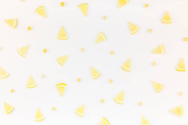 Yaratıcı flatlay ek yükü üstten görünüm narenciye limon dilimleri çerçeve beyaz masa artalanını boşaltmak ile desen. Sıcak yaz ferahlık limonata kavramı. Düzenlenmiş içecek maddeleri