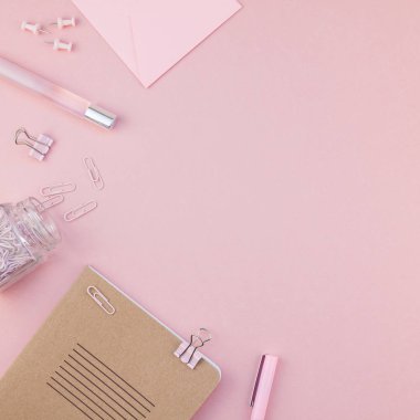 Üstten görünüm düz tasarım ofis malzemeleri kopya alanı bir bin yıllık pembe renkli kağıt arka plan en az stili ile tarz kadın çalışma masası yatıyordu. Kadınsı blog sosyal medya için kare şablon