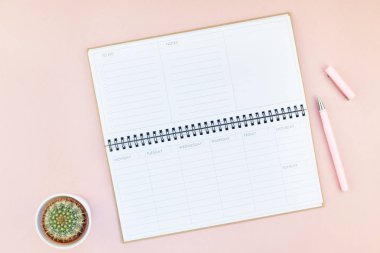 Üstten görünüm düz tasarım ofis malzemeleri ve kaktüsler succulents kopya alanı bin yıllık pembe renkli kağıt arka plan en az stili ile tarz çalışma masası yatıyordu. Kadınsı blog sosyal medya için şablon