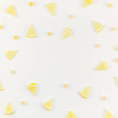 Flatlay ek yükü üstten görünüm narenciye limon dilimleri ile boşaltmak çerçeve beyaz masa arka plan desen kare. Sıcak yaz ferahlık limonata kavramı. Düzenlenmiş içecek maddeleri