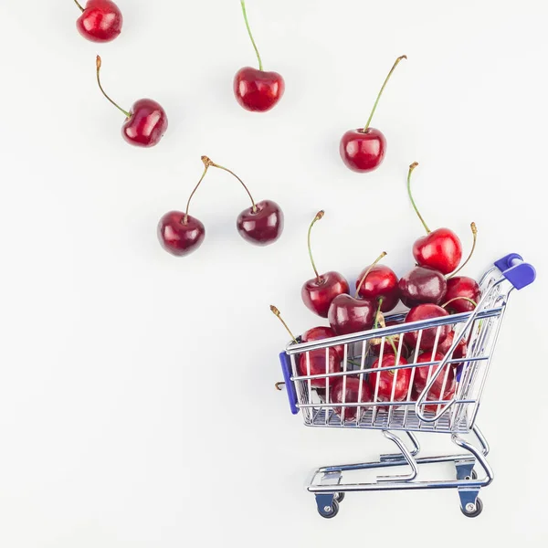 Vierkant Plaatje Van Rijpe Kersen Een Winkelwagentje Met Kopie Ruimte — Stockfoto