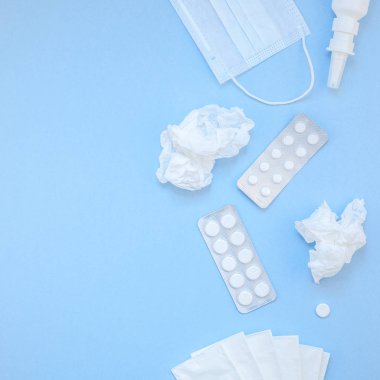 Mevsimlik bahar Anti peçeteler ile yaratıcı düz yatıyordu kavramı hap, yüz maskesi ve damla bir şişe kopya alanı kare arka plan en az tarzı ile metin için şablon