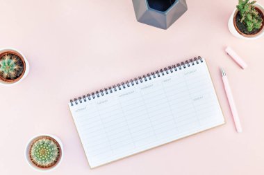 Üstten görünüm düz tasarım ofis malzemeleri ve kaktüsler succulents kopya alanı bin yıllık pembe renkli kağıt arka plan en az stili ile tarz çalışma masası yatıyordu. Kadınsı blog sosyal medya için şablon