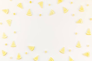 Yaratıcı flatlay ek yükü üstten görünüm narenciye limon dilimleri çerçeve beyaz masa artalanını boşaltmak ile desen. Sıcak yaz ferahlık limonata kavramı. Düzenlenmiş içecek maddeleri